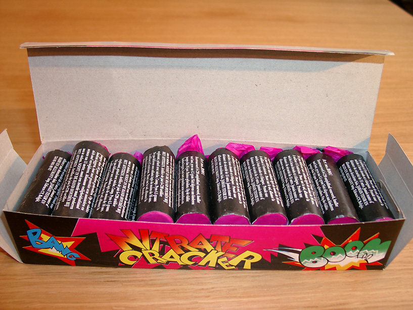 Nitrate Cracker van Broekhoff. Idee was leuk, aardige vlam, maar de knal om te huilen.